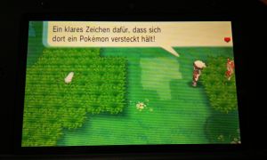 Kurz darauf wird mir erklärt, dass das Schleichen noch einen anderen Sinn hat. Und zwar den, unendlich versteckte Pokemon im hohen Gras zu finden, und mich ranzuschleichen. 